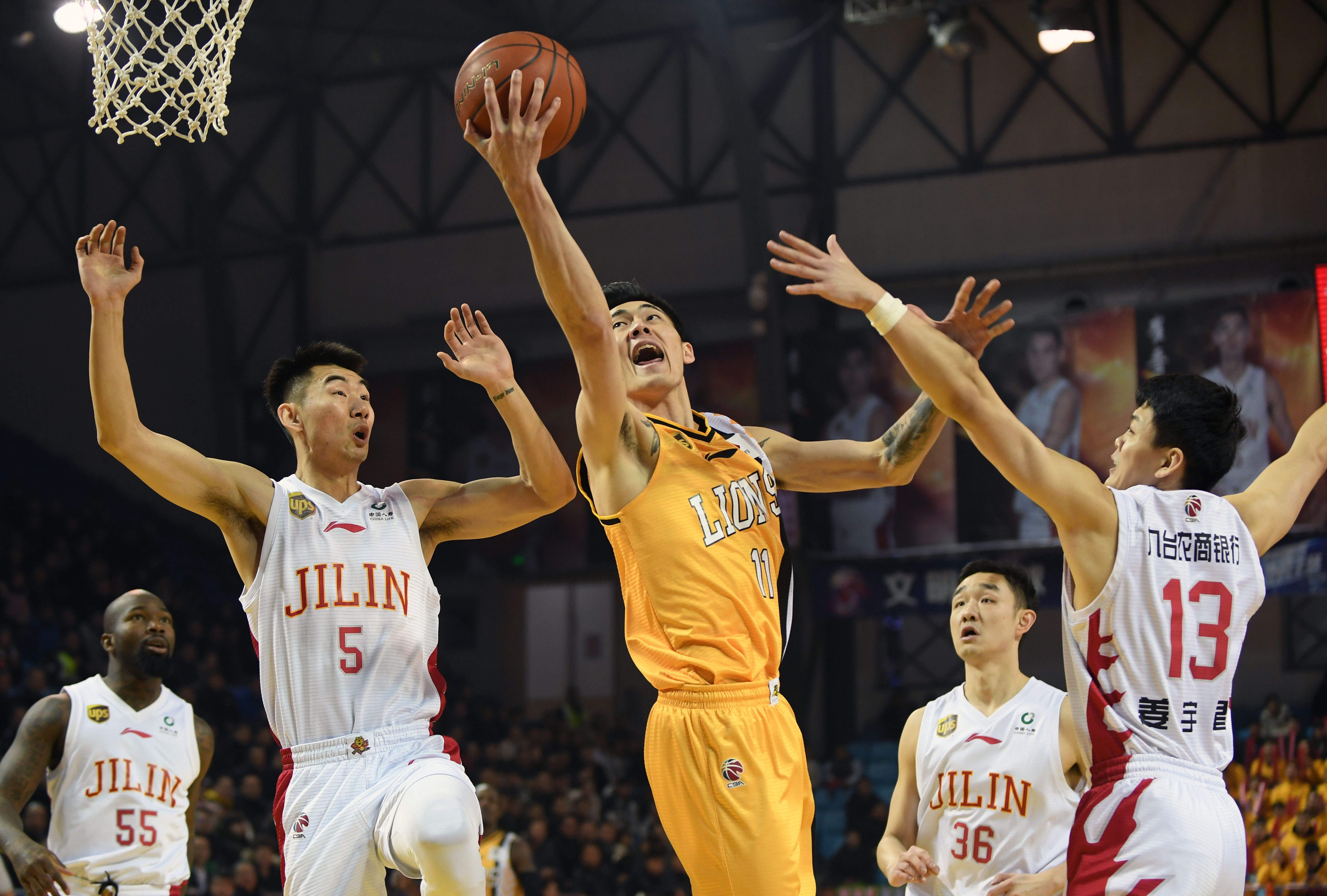 示少量黄牌 示少量黄牌